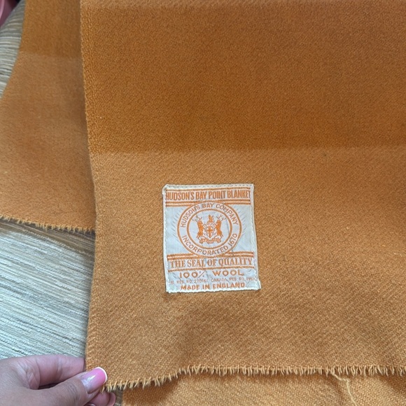 Hudson's Bay Company 60" x 86" Twin 3.5 Point Blanket cutter hole/staining - Picture 6 of 13